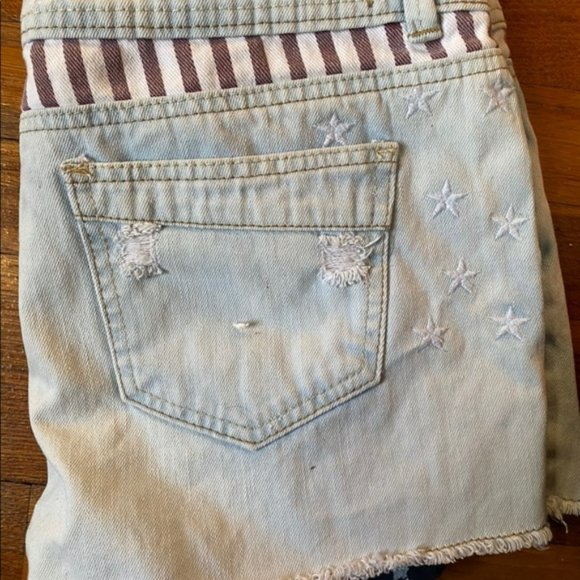 YMI Juniors Distressed Destructed Light Wash American Flag Shorts Sz. 13 - Picture 2 of 4
